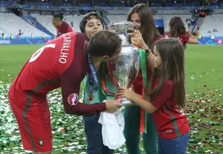 Com a mulher e os filho mais velhos a beijar a taça de Campeão Europeu