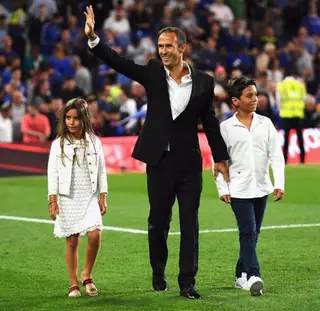 Ricardo com os filhos Rodrigo e Raquel, em Stamford Bridge, numa homenagem do Chelsea, em 2016