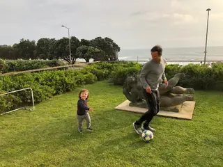 Ricardo Carvalho a brincar o filho mais novo, Ricardo, e três anos