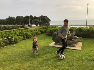 Ricardo Carvalho a brincar o filho mais novo, Ricardo, e três anos