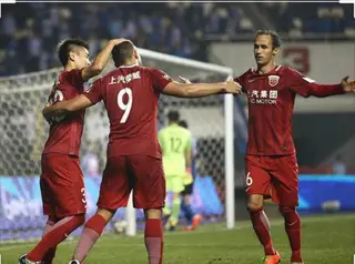 Ricardo, à direita, terminou a carreira de jogador na China, em 2018