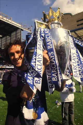 Ricardo com a taça da Premier League, que conquistou por três vezes o Chelsea