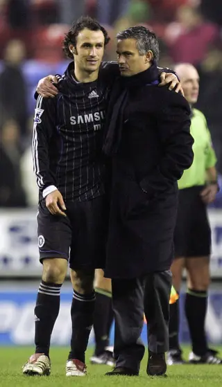 No Chelsea abraçado a José Mourinho