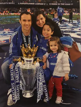 Com a mulher Carinha e os dois filhos mais velhos, Rodrigo e Raquel, junto de mais uma taça da Premier League