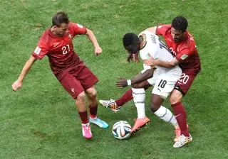João Pereira e Rúben Amorim a tentar roubar a bola ao internacional ganês Waris, no Portugal-Gana do Mundial 2014, no Brasil