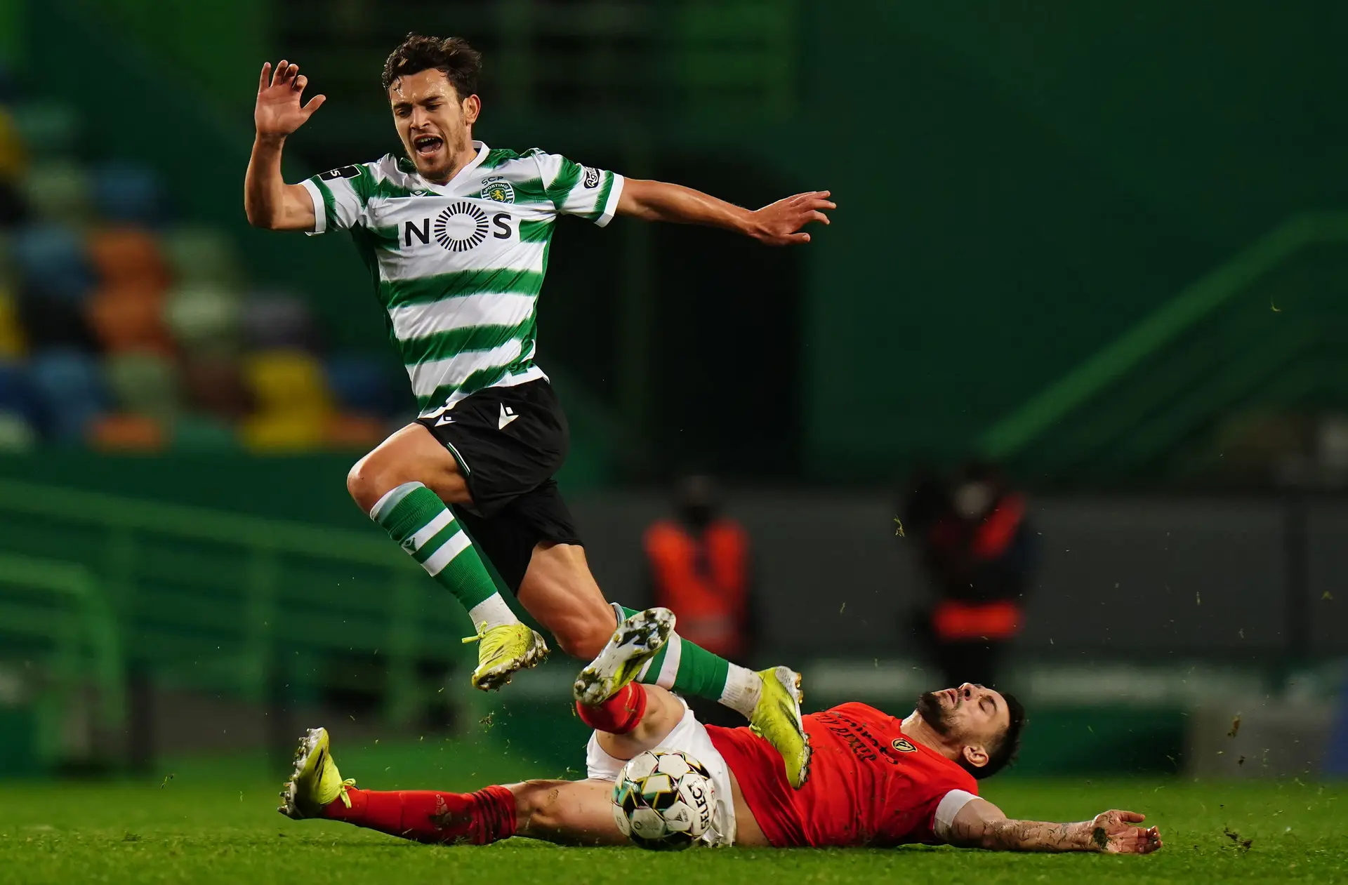 Alguém na BTV apelou à calma e disse que Pizzi esteve mais competitivo, sem gargalhar. É preciso gostar muito do Benfica para pagar por isto
