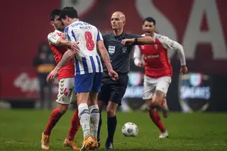 Luis Díaz e Uribe suspensos por um jogo