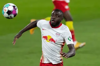 O Bayern bateu a cláusula de €42,5 milhões e contratou o “excecional” Upamecano ao rival RB Leipzig