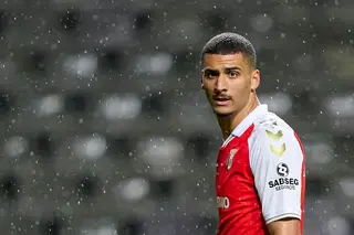 Manchester United, Liverpool, Real Madrid e outros sete competem por David Carmo, defesa do Sporting de Braga