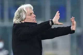 Um, dois, três centrais no onze do Benfica