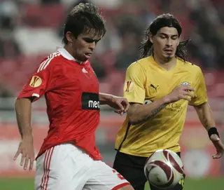 Miguel Vítor (à esquerda) durante um jogo da Liga Europa com o AEK de Atenas, em 2009