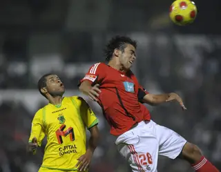 A disputar uma bola num jogo com o Paços de Ferreira, em 2008