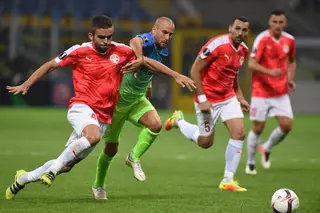 Miguel a disputar uma bola num jogo da Liga Europa com o Milão