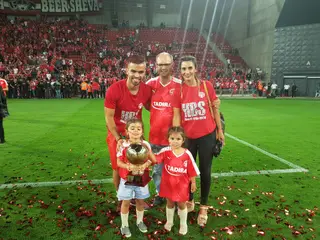 Miguel Vítor com as filhas, Laura e Leonor, a mulher, Tânia e o pai, em 2017, a festejar o título em Israel
