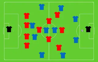 Quando são as avançadas a pressionar as laterais adversárias, o 4-4-2 losango praticamente passa a 4-3-3 em momento defensivo, devido ao adiantamento da '10'