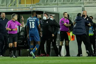 As imagens da bancada que acompanham o bate-boca e os empurrões entre os treinadores do FC Porto e do Portimonense