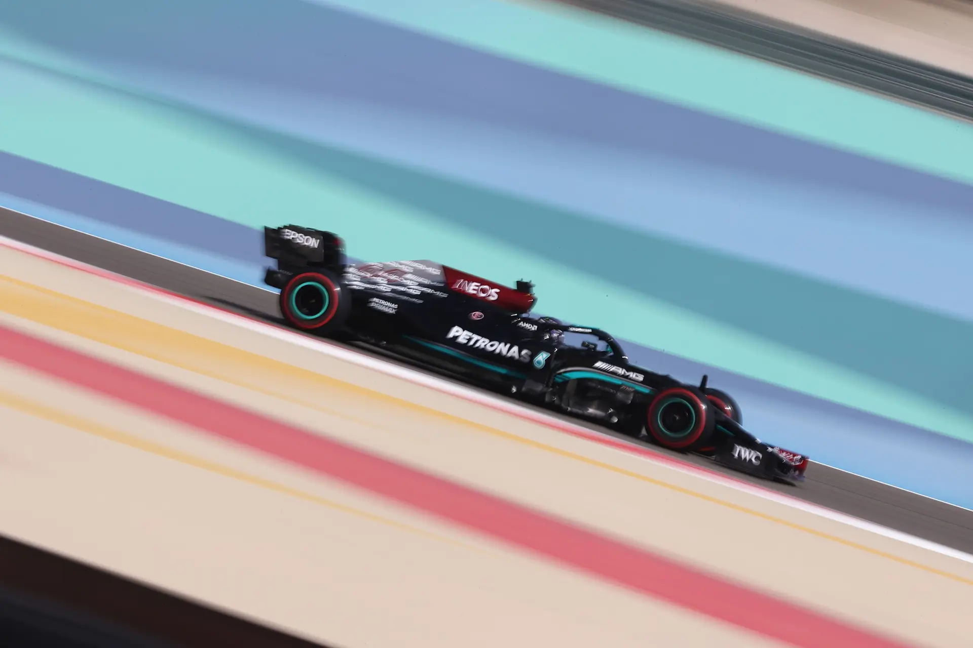 Problemas na Mercedes? O ano de Max ou Hamilton no topo do topo? Este é um guia rápido da nova temporada da F1, que já arrancou