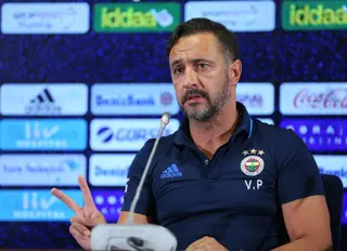 Vitor Pereira durante uma conferência enquanto treinador do Fenerbahçe, da Turquia