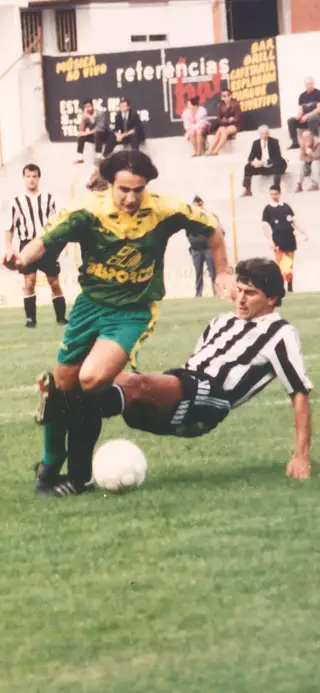 Vitor, em pé com a bola, no Fiães SC, em 1993/94