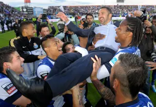 Ao colo dos jogadores, em Paços de Ferreira, após conquistar o titulo, em 2013