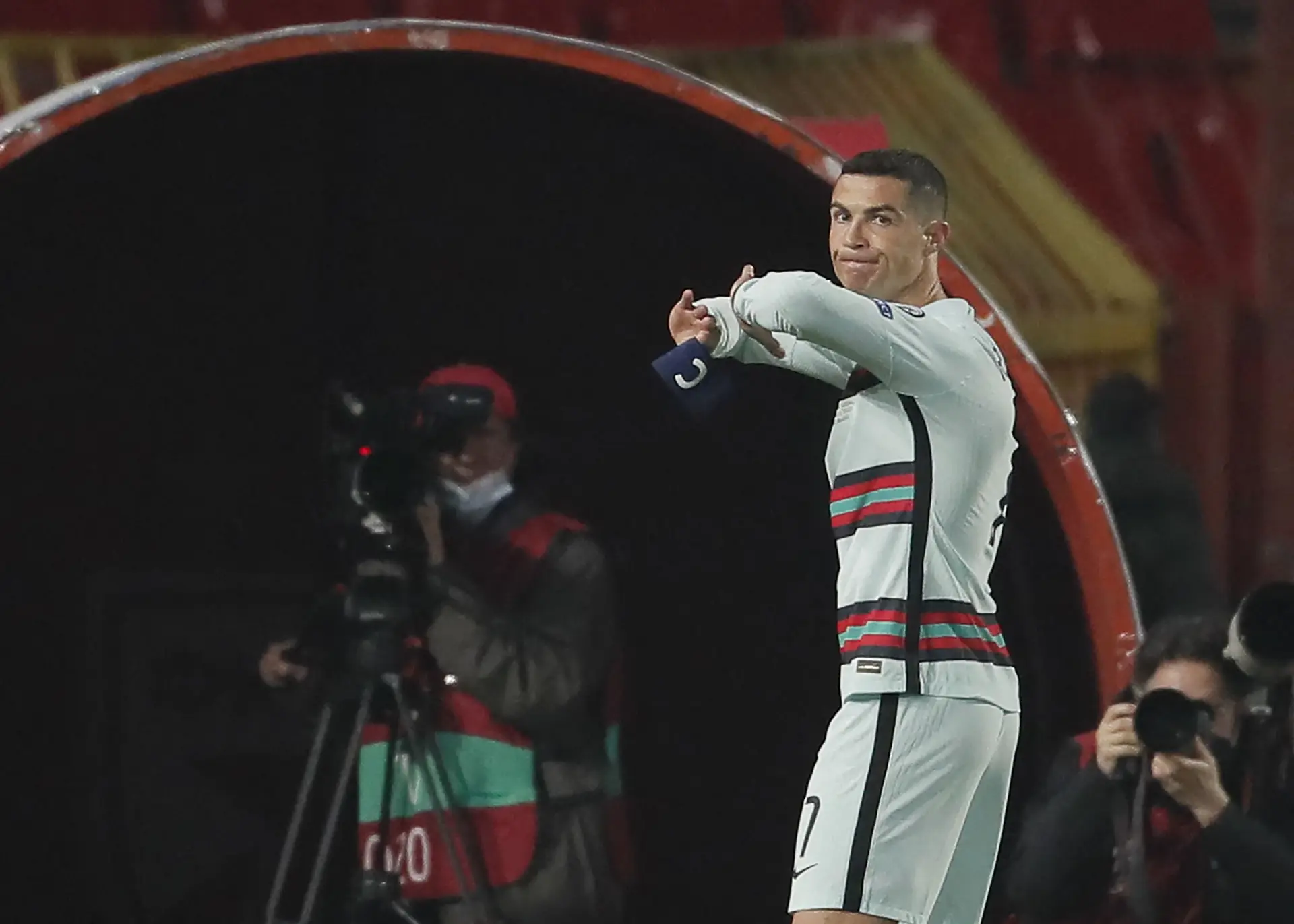 A braçadeira que Cristiano Ronaldo atirou ao chão está num site sérvio de leilões e já vale um milhão de euros
