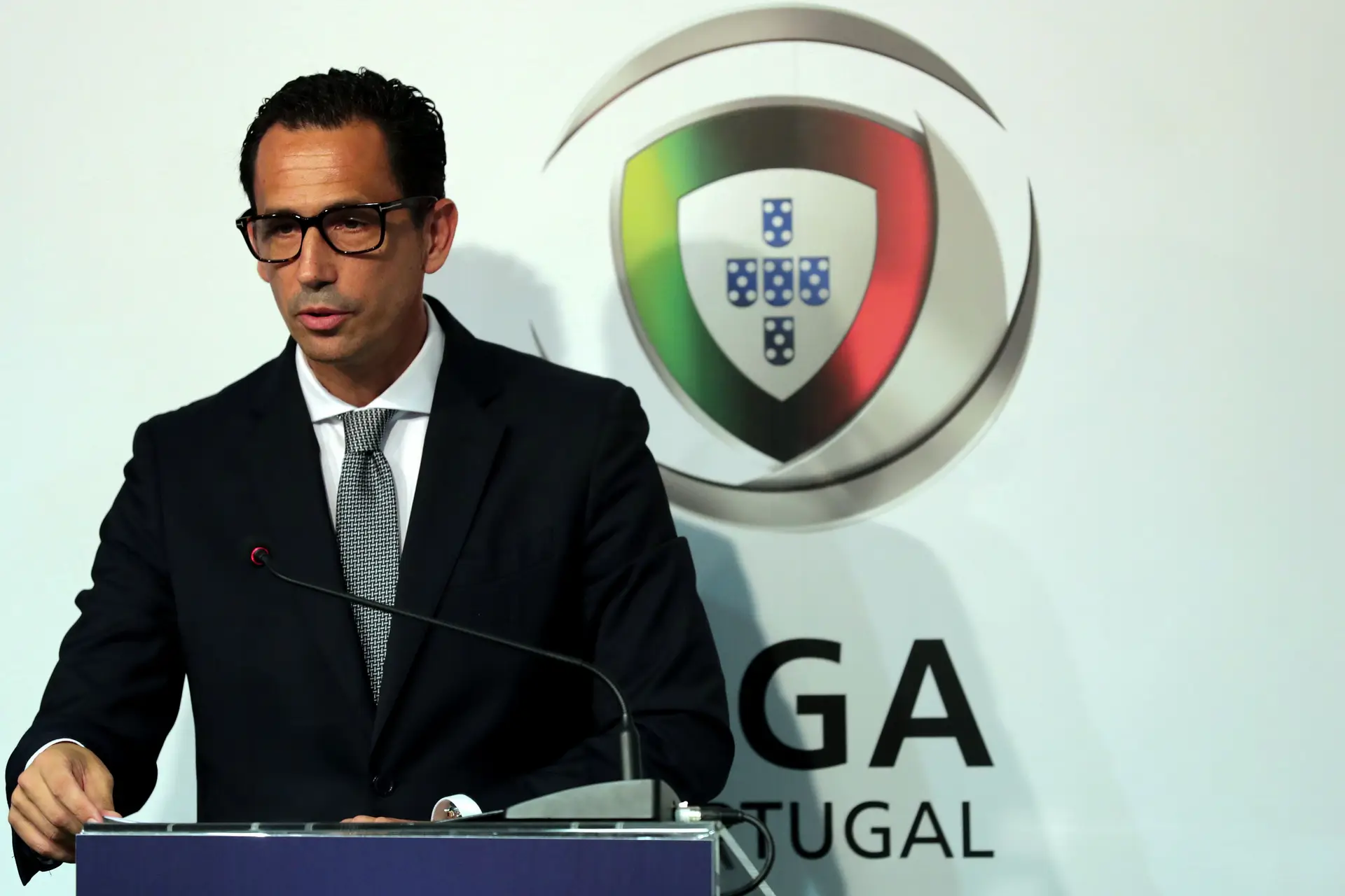 Suspeitas de tráfico de seres humanos: Liga de futebol marca reunião de “urgência” para avaliar caso que envolve presidente da AG