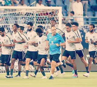 Tuck (de azul) a correr com os jogadores do Al Hilal durante um treino