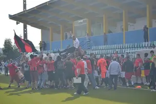 Tuck atirado ao ar pelos jogadores do Sacavenense, nos festejos da subida de divisão em 2016/17