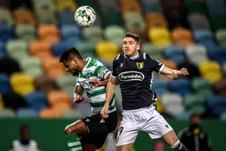 O lateral esquerdo (à direita) em ação pelo FC Famalicão