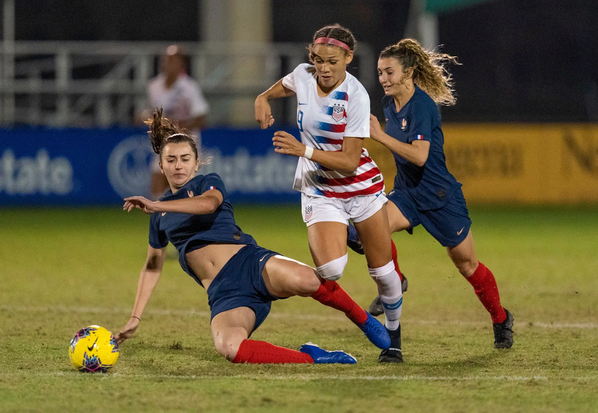Trinity é filha de Dennis Rodman e marcou na estreia na liga norte-americana de futebol. Na primeira vez que tocou na bola