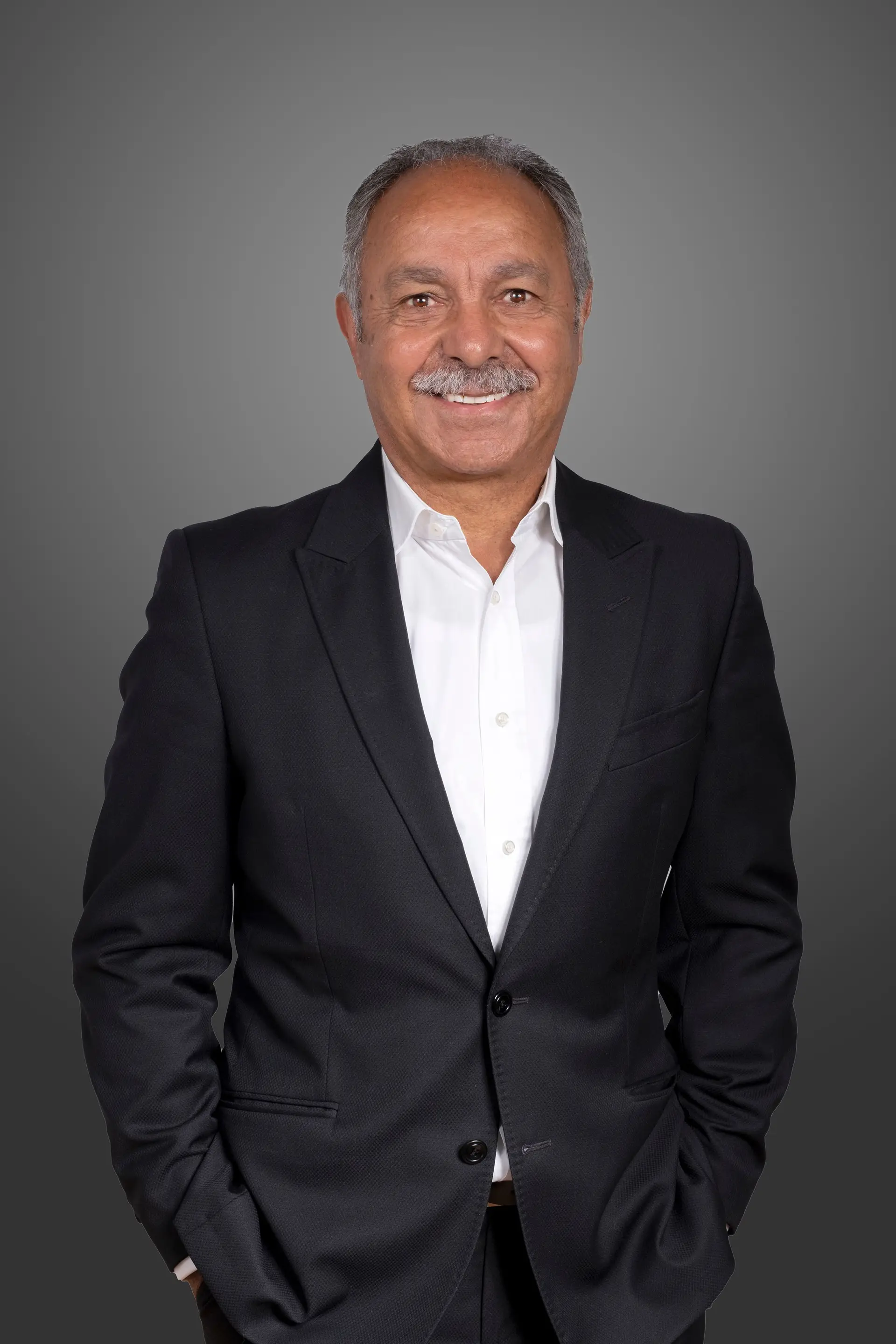Carlos Coelho, 68 anos. Observador/scouter. Foi a primeira pessoa que se juntou a Carlos Gonçalves. Antigo jogador internacional A e treinador de futebol