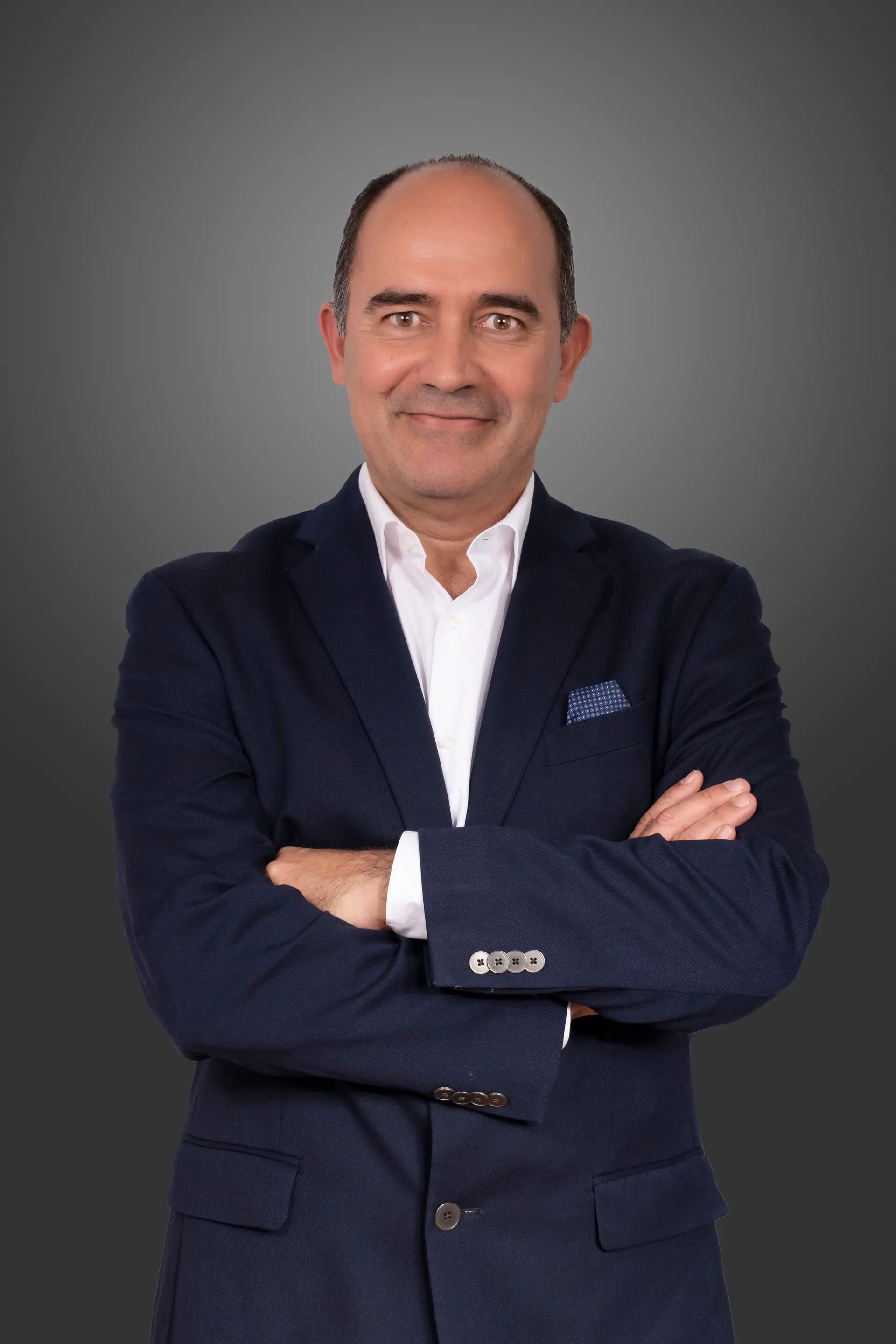 Vasco Casquilho, 52 anos. Sports manager/agente. Responsável pelo mercado americano, asiático e polaco. Formado em Relações Públicas e Publicidade. Está na empresa desde 2016. Foi diretor geral da Nike em Portugal e do Estoril 