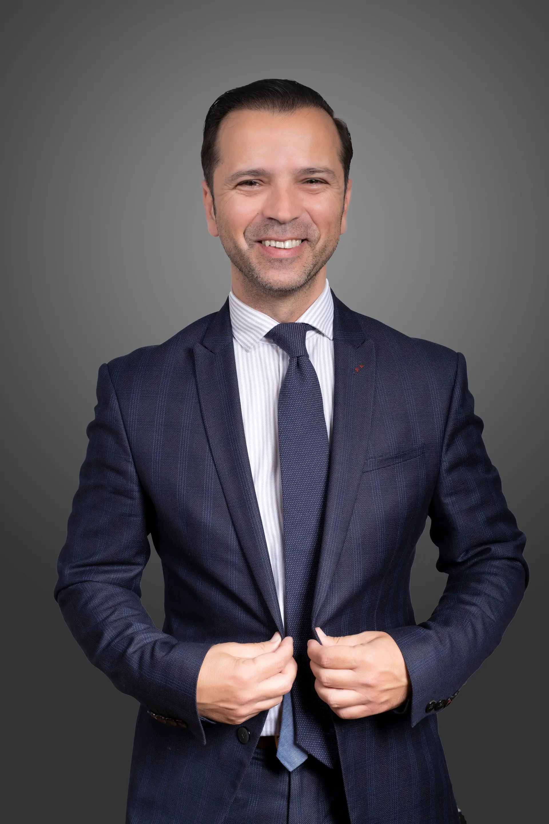 Vítor Gonçalves, 48 anos. Diretor geral da empresa e irmão de Carlos Gonçalves. É formado em Economia, foi professor e formador. Está na ProEleven desde 2008 e é responsável pela parte financeira e administrativa, funções divididas com as de agente