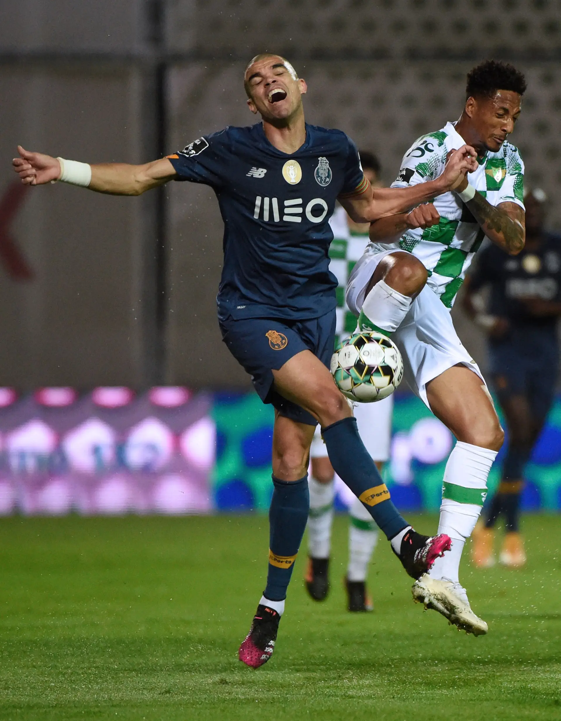 Pepe gritou ao árbitro: "Tu nem com o vídeo!". Faltou acrescentar nem com VAR, nem Dolby Surround, nem MIT, nem inteligência artificial