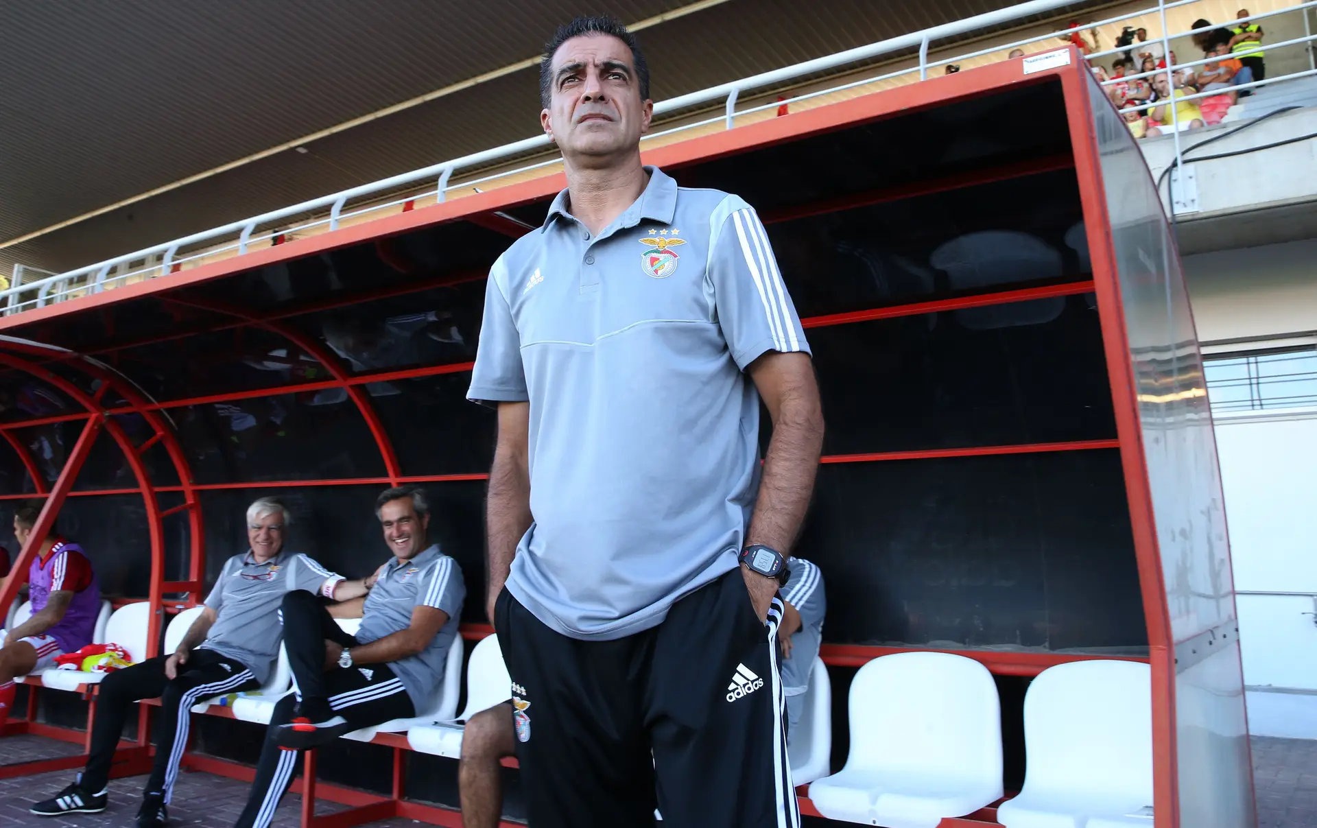 Renato Paiva no banco durante um jogo do Benfica B, em 2019