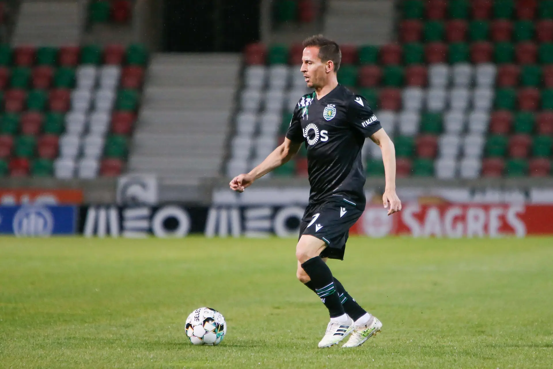 Com Rúben no banco e João Pereira em campo