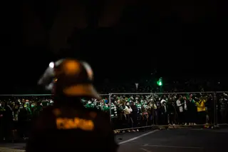 Êxtase, festa, gritos, confrontos, feridos e, claro, o autocarro que todos queriam ver: o contraste da noite do Sporting em 32 fotos