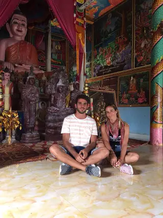 Com a mulher, no Cambodja