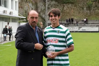 A receber das mãos de Manuel Cajuda o trofeu de melhor jogador do torneio em Guimarães, em representação do Sporting