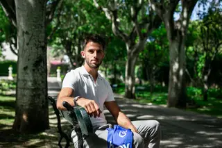 No dia da entrevista a Tribuna, com a camisola do Belenenses SAD