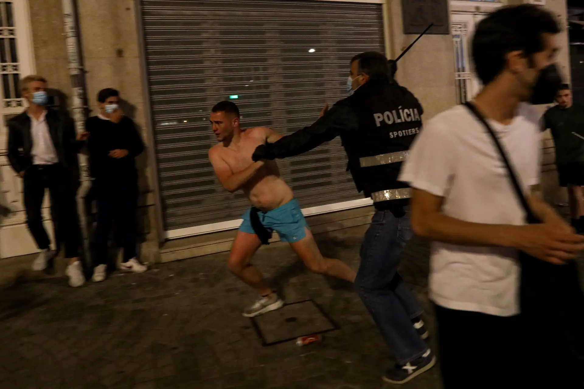 Covid-19. Associação sindical da polícia arrasa o Governo - e diz que foram destacados para eventos desportivos sem estarem vacinados