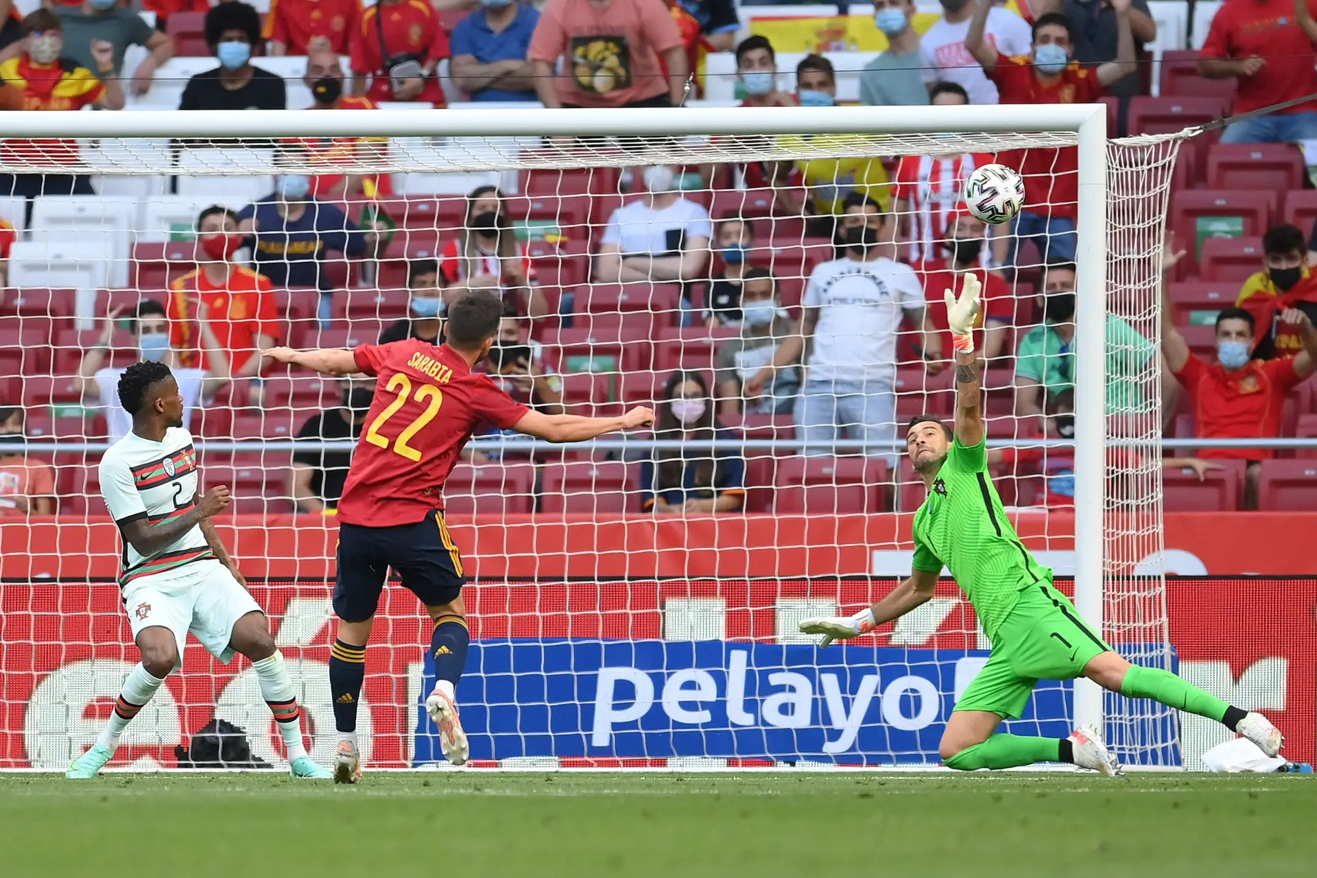 Espanha-Portugal: cá atrás num autocarro com jantes de liga leve e ar condicionado, que nos conduzirá ao proverbial empate. E o bom futebol?