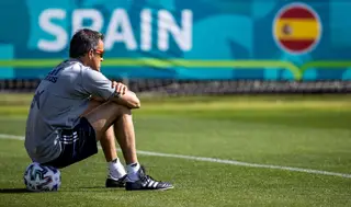 Luís Enrique, o treinador que “não quer ser simpático” e foge do “circo” em volta do futebol