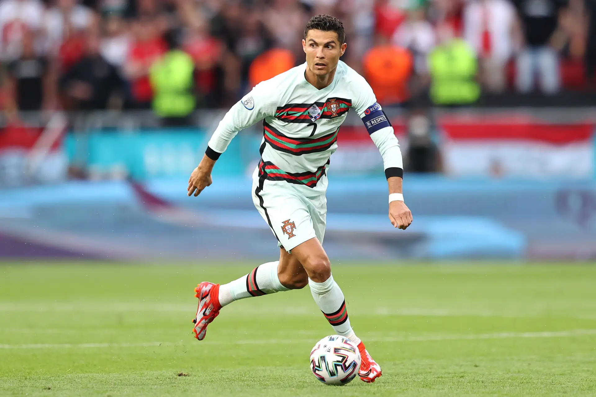 Jogar cinco Europeus? Só um futebolista: Cristiano Ronaldo