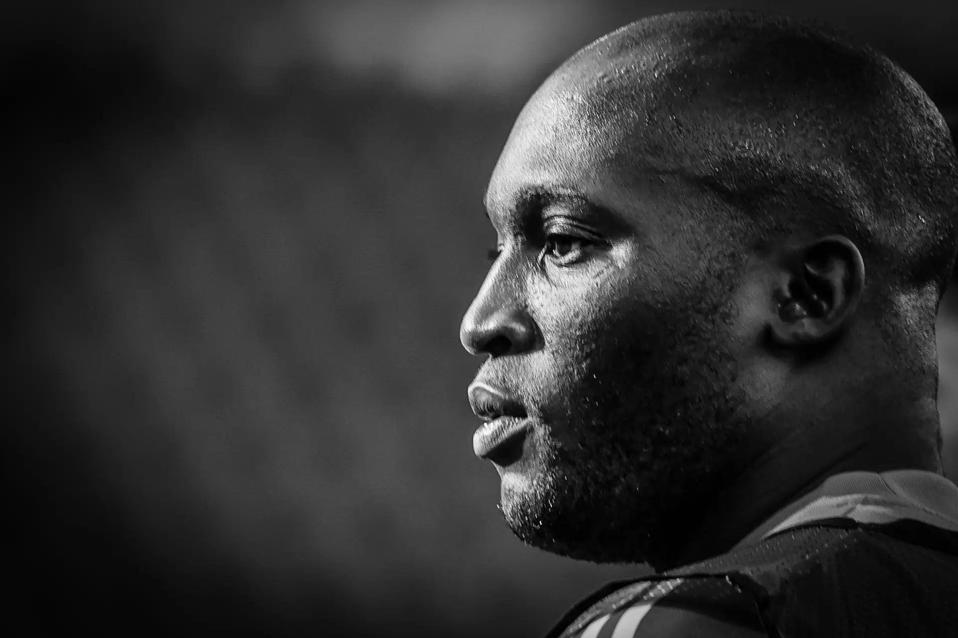 Ajoelhado, Lukaku mantém-se sempre de pé
