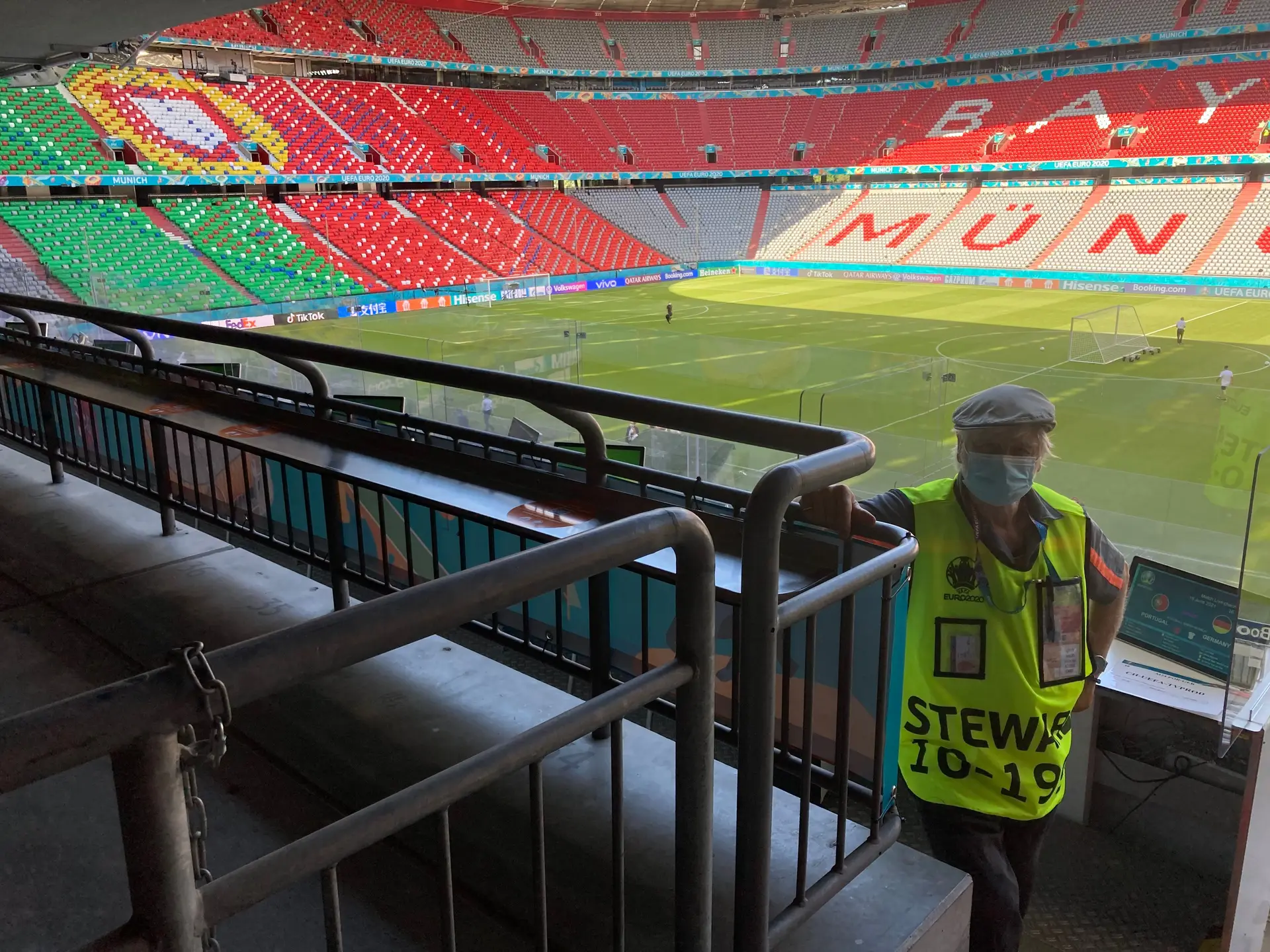 Arnold, o segurança que guarda a Allianz Arena, estádio que já não é o seu