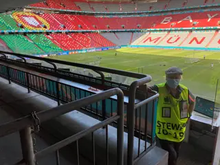 Arnold, o segurança que guarda a Allianz Arena, estádio que já não é o seu