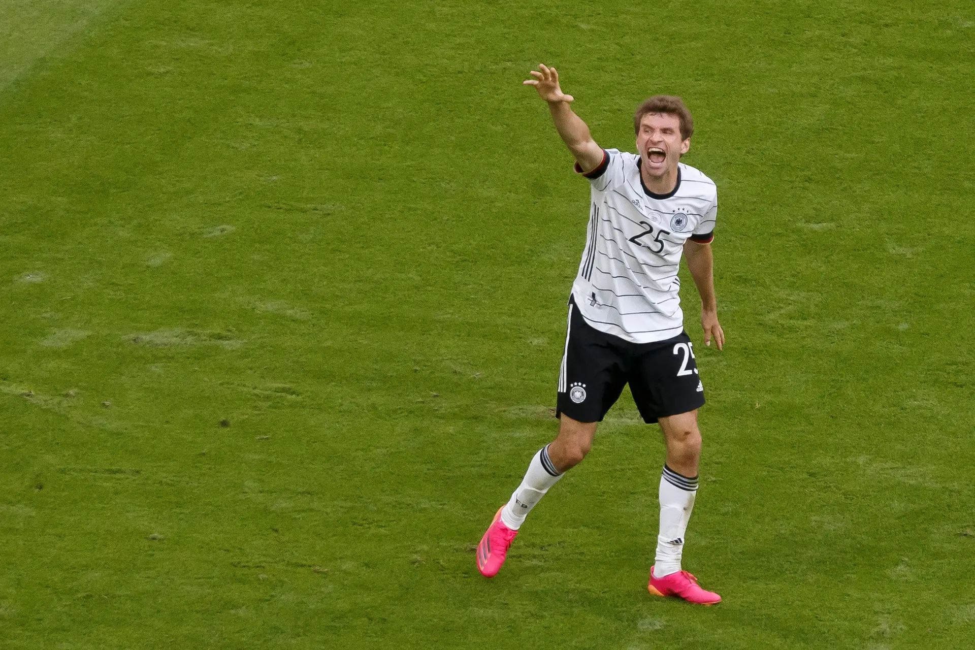 Muller é a Alemanha: o rigor, o chegar às 9h para entrar às 9h e não fazer pausas para fumar (Lá em Casa Mando Eu e o seu Most Hated Player)