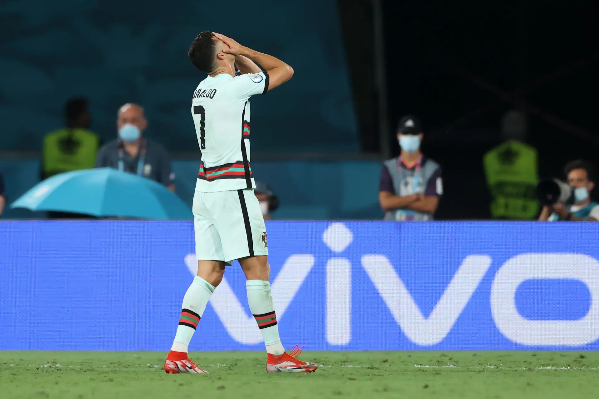 Esta seleção é Pepe e + 9 + o recorde do Ali Daei (por Lá em Casa Mando Eu)