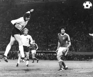 A Alemanha perdia na meia-final do Euro 1976 e Dieter Müller entrou em campo: a história do primeiro hat-trick da prova